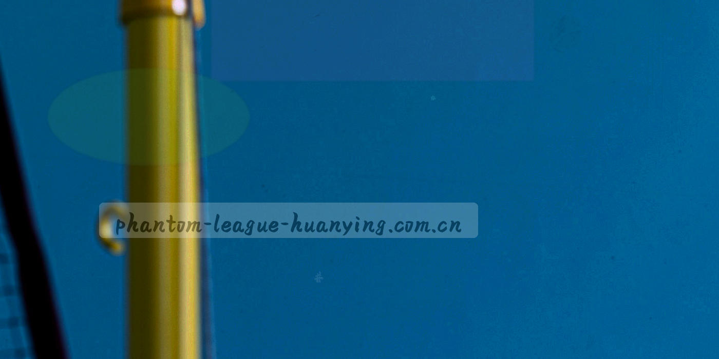 深色时间轴与数据光带，表现周二和周五的公告更新节奏